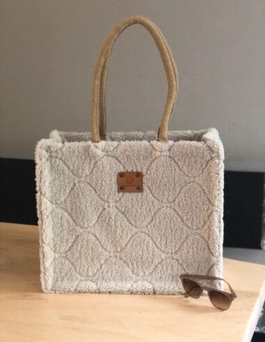 Duurzame jute shopper bekleed met Off-White teddy sharpa jacquard