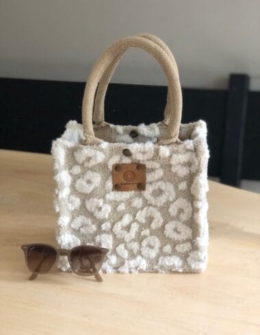 Kleine jute tas bekleed met beige teddy met fluffy pantervlekken