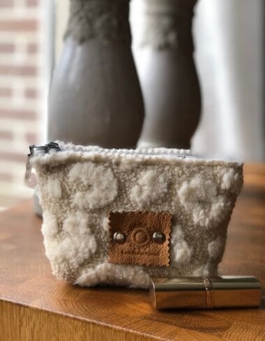 Make-up tasje lichtbeige teddy met fluffy pantervlekken