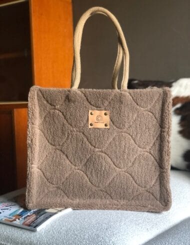Duurzame jute shopper bekleed met taupe teddy sharpa jacquard