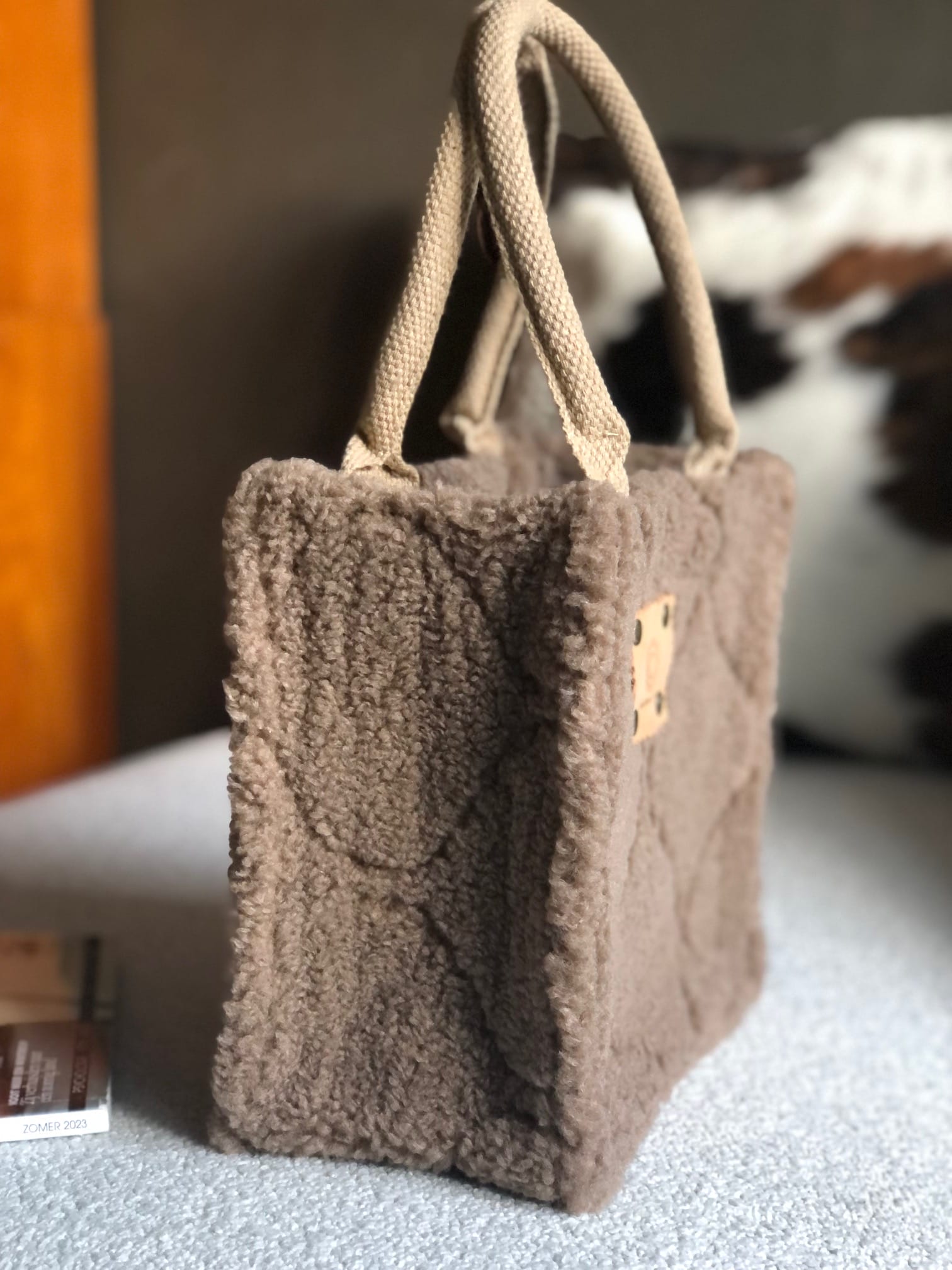 Kleine jute tas met taupe teddy sharpa jacquard