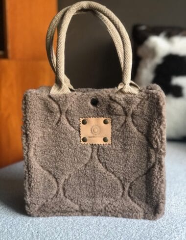 Kleine jute tas bekleed met taupe teddy sharpa jacquard