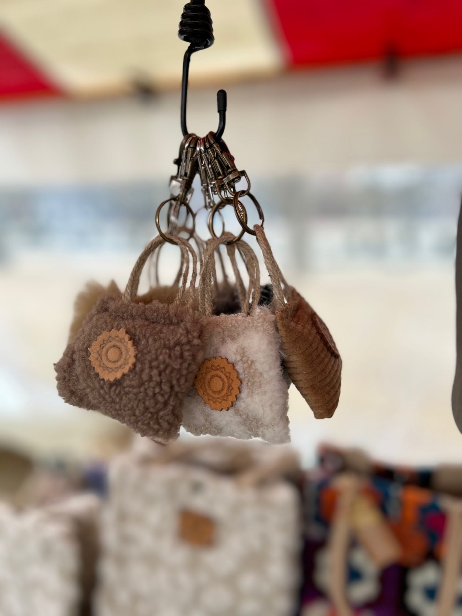 Minitasje sleutelhanger van Sjanel off white met zilverdraad - Afbeelding 2