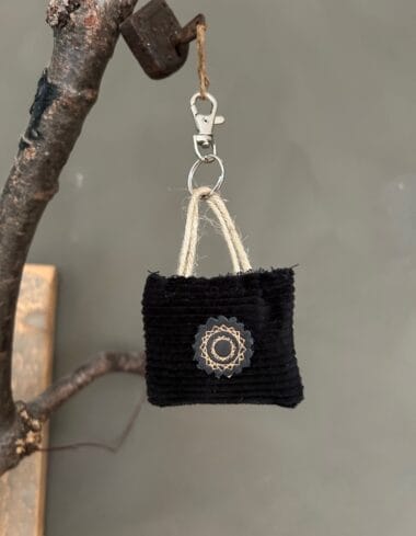 Minitasje sleutelhanger van zwarte ribcord