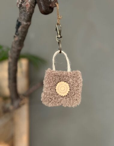 Minitasje sleutelhanger van teddy sharpa jacquard