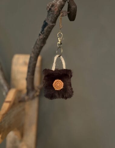Minitasje sleutelhanger donkerbruine fake fur