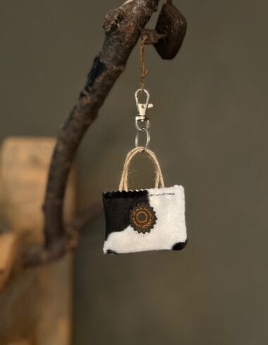 Minitasje sleutelhanger van zachte zwart witte koeienprint