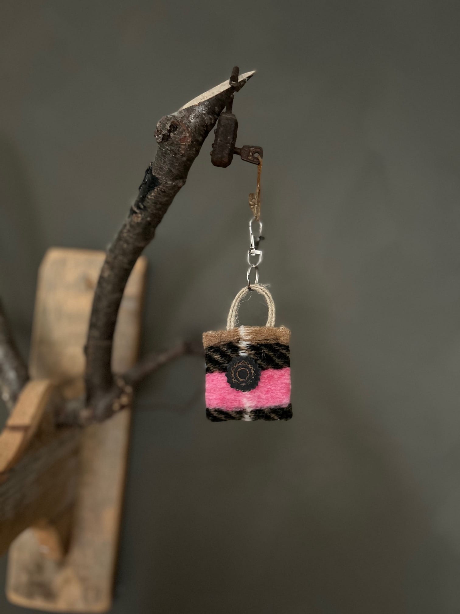 Minitasje sleutelhanger van geruite coocked wool Valentina