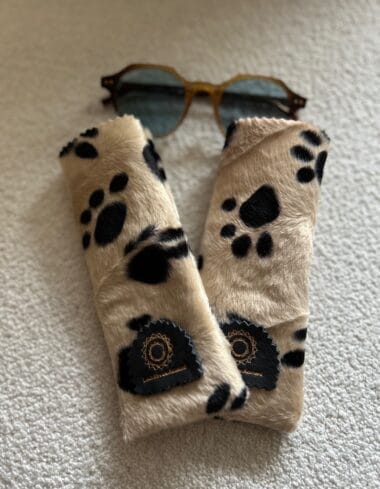 Brillenhoesje van zachte beige stof met hondenpootjes