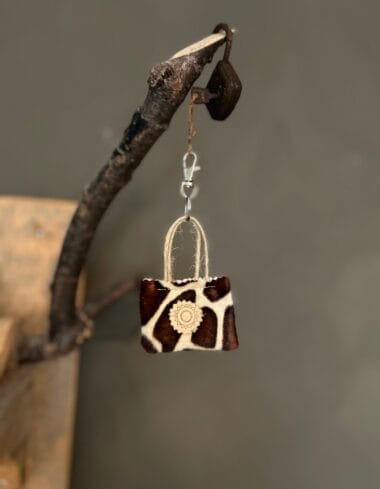 Minitasje sleutelhanger van zachte beige giraffeprint