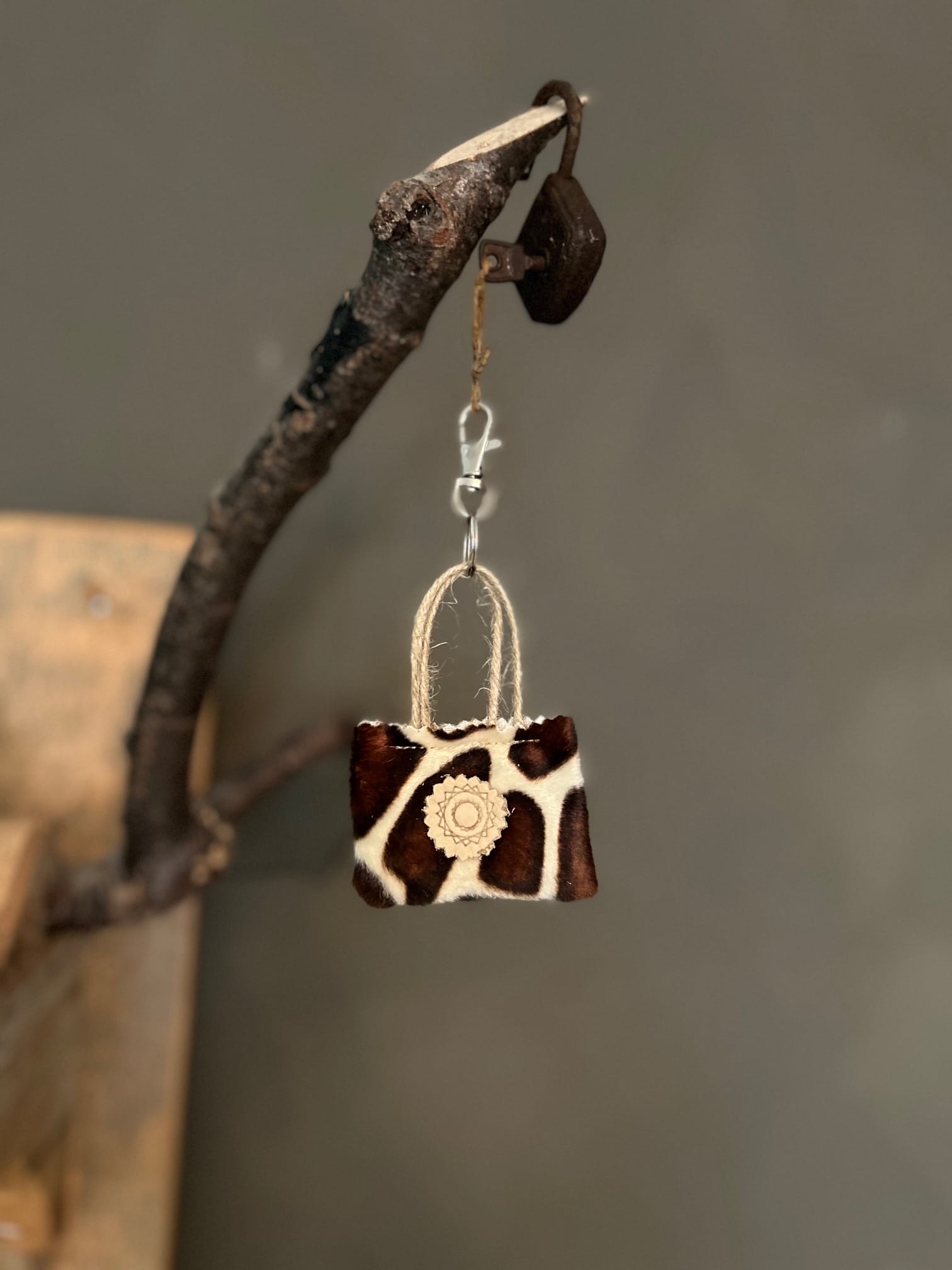 Minitasje sleutelhanger van zachte beige giraffeprint