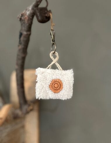 Minitasje sleutelhanger van teddy sharpa jacquard