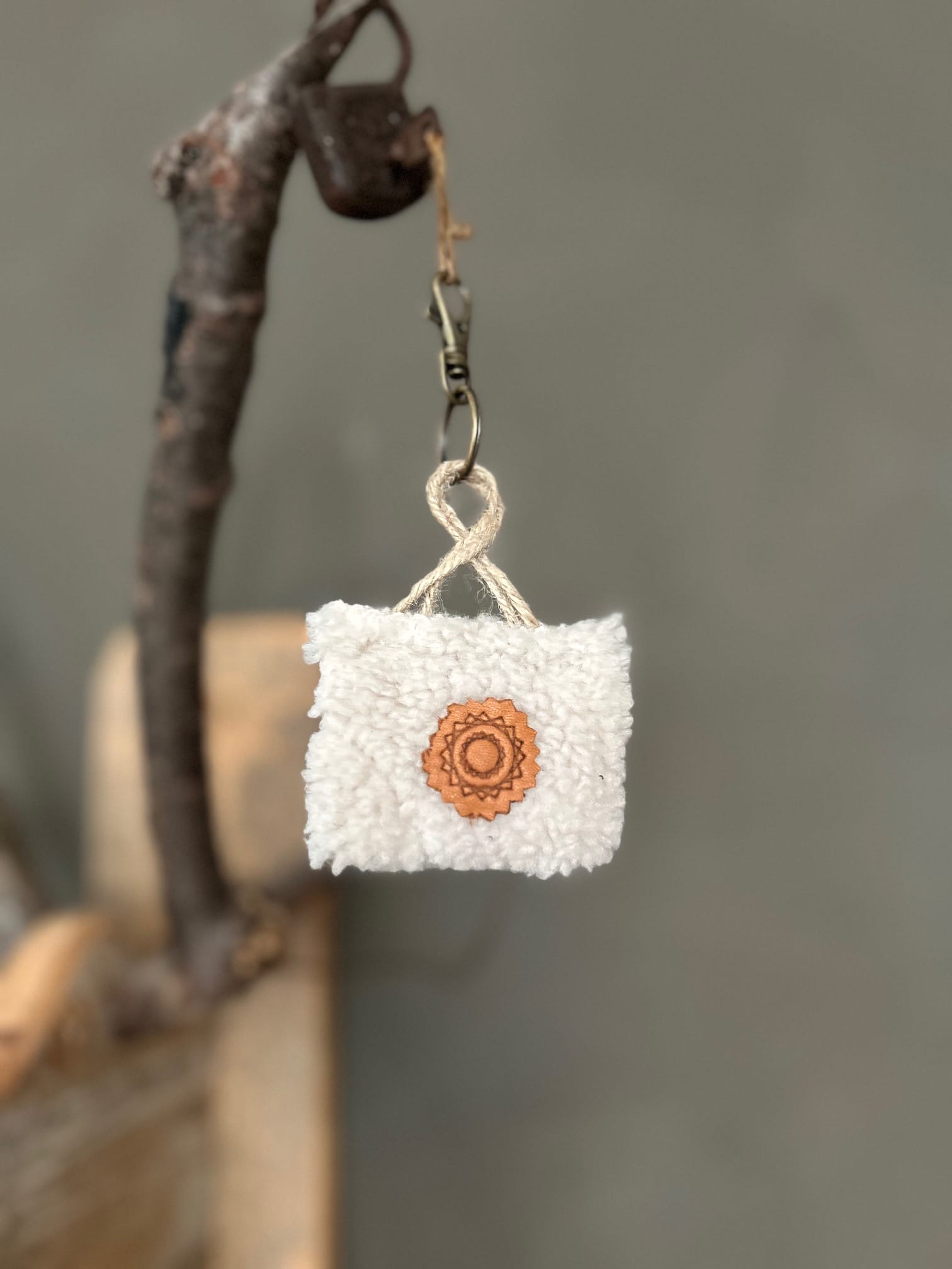 Minitasje sleutelhanger van teddy sharpa jacquard