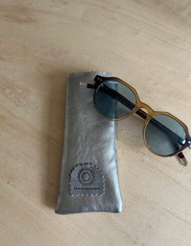 Brillenhoesje van zilverkleurige leatherlook