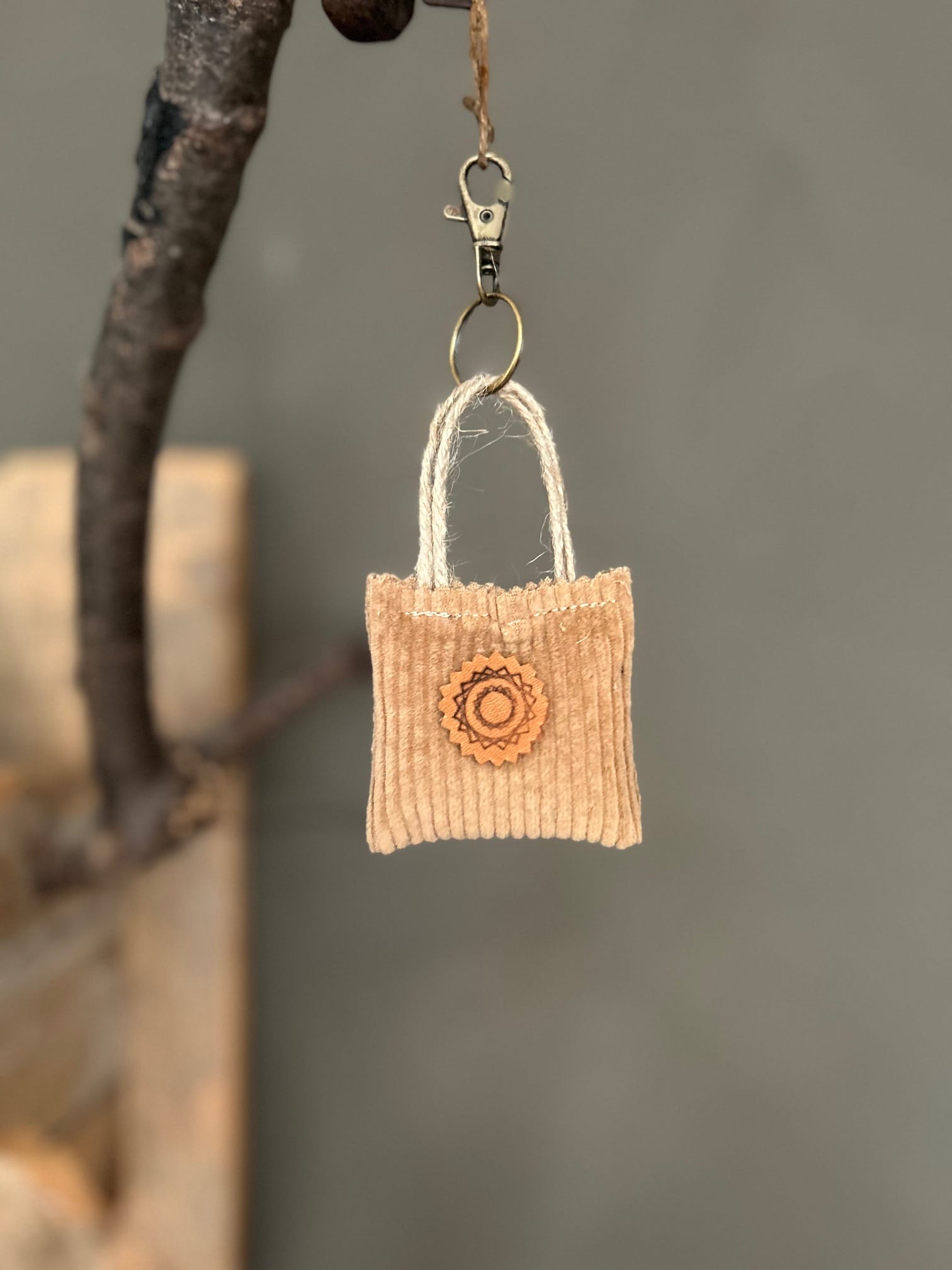 Minitasje sleutelhanger van camel ribcord