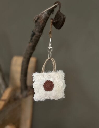 Minitasje sleutelhanger van zachte fake bont off-white