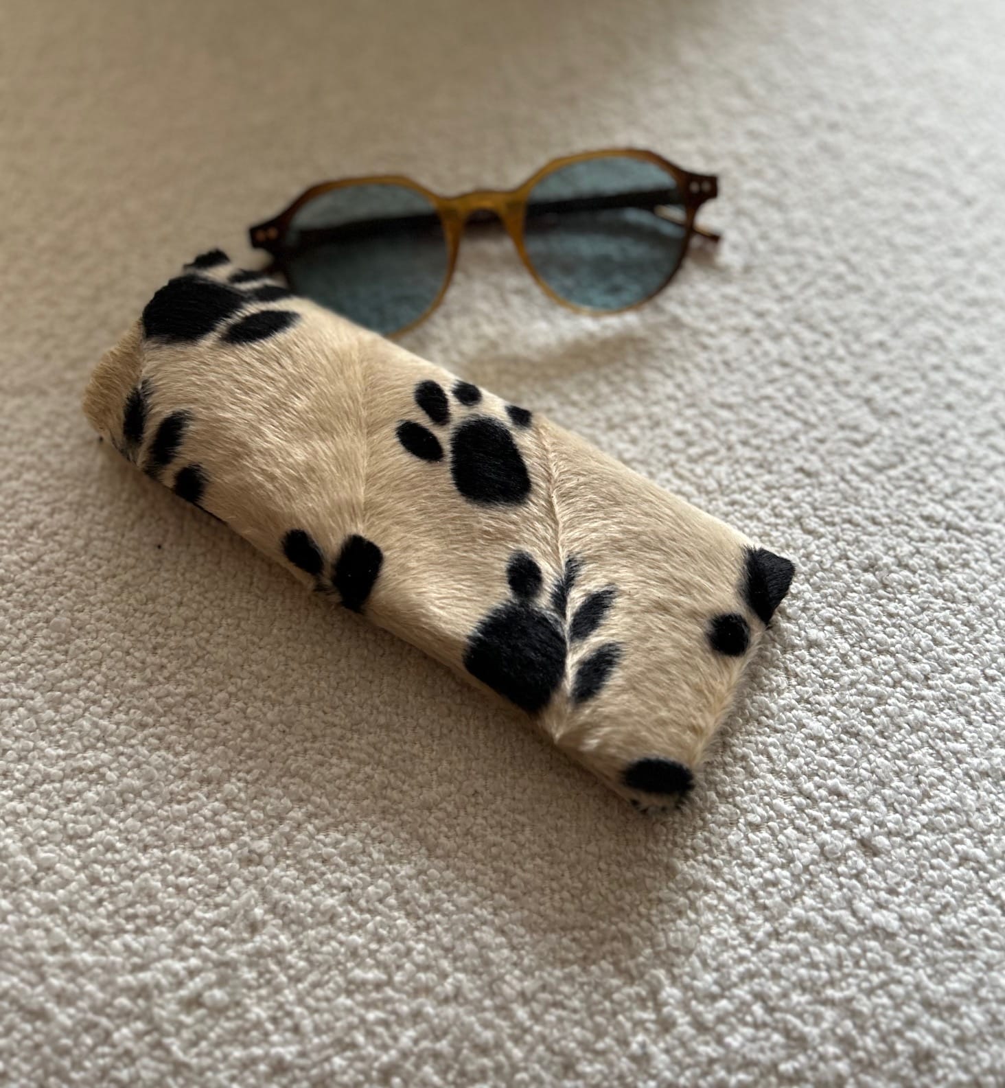 Brilhoesje van bontachtige stof met hondenpootjes