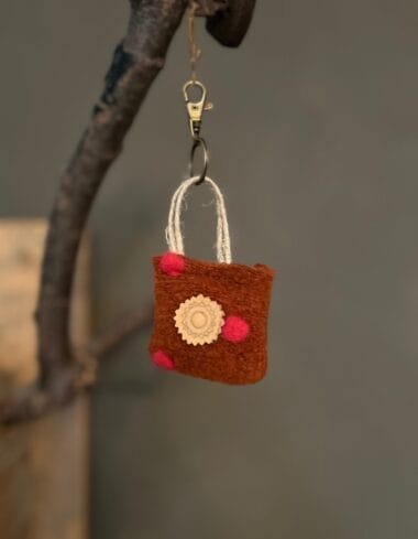 Minitasje sleutelhanger van roestbruine coocked wool roze dot