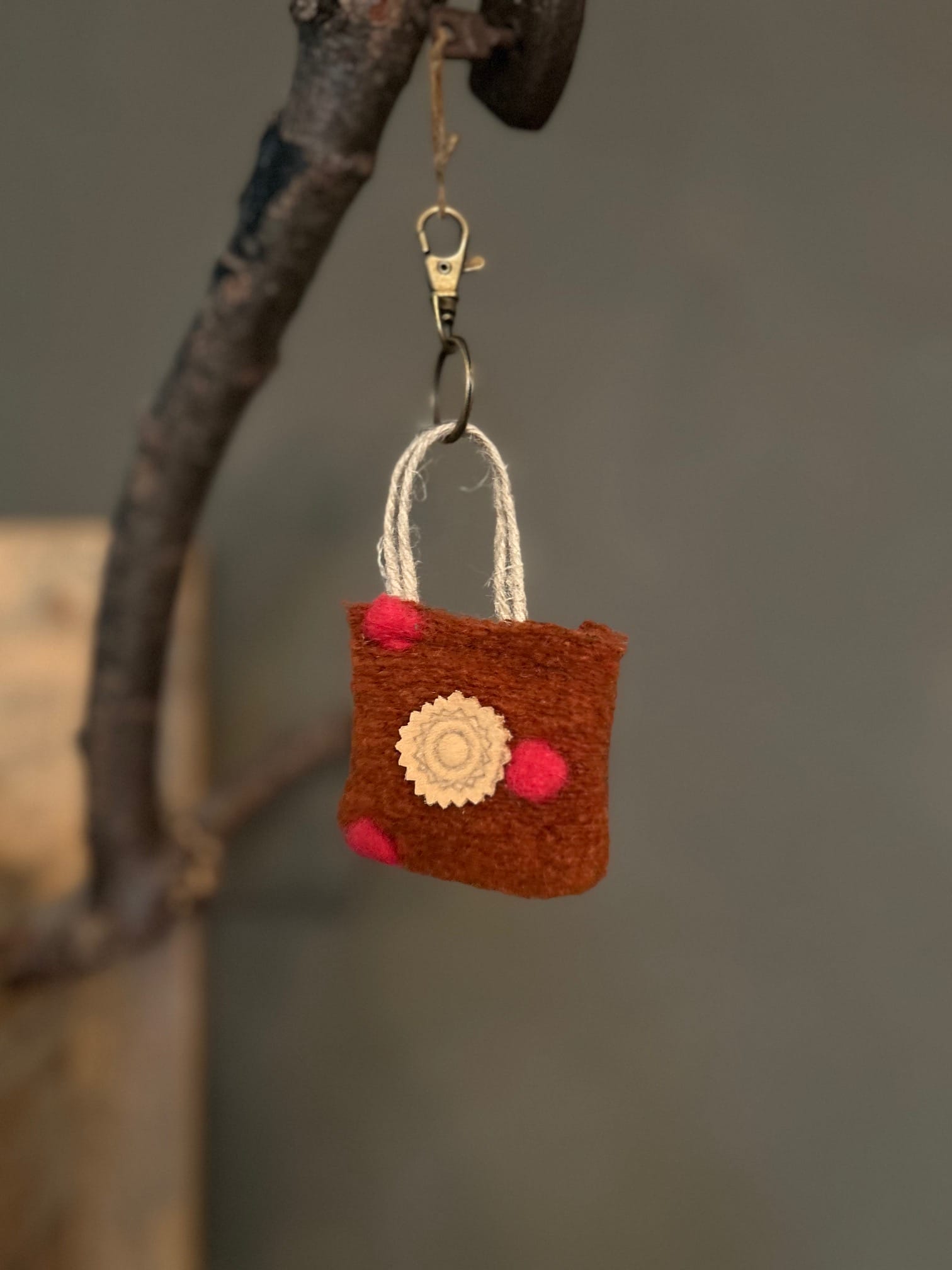 Minitasje sleutelhanger van roestbruine coocked wool roze dot