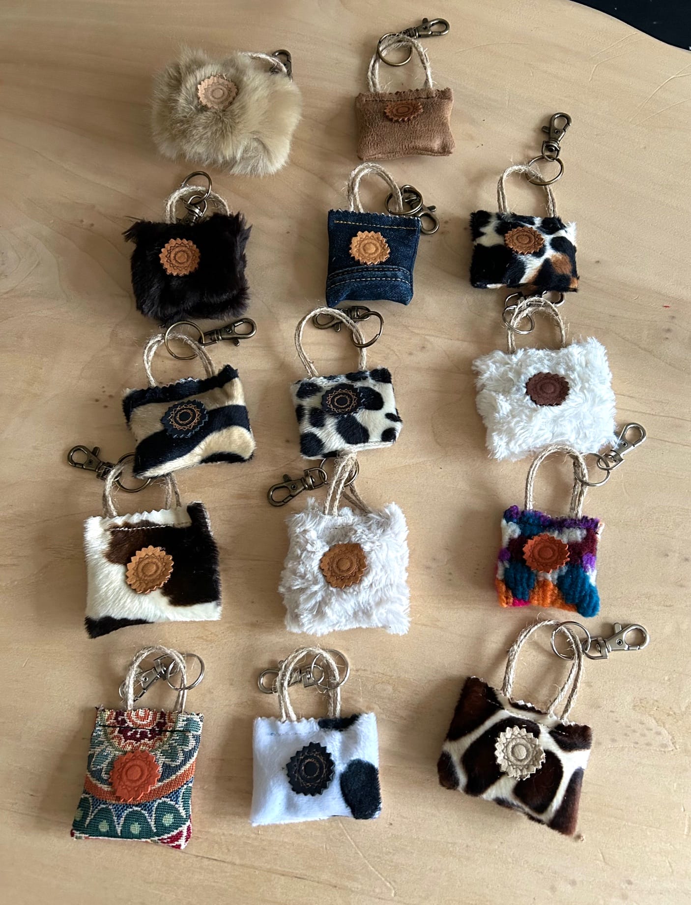 Minitasje sleutelhanger van zachte zwart witte koeienprint - Afbeelding 2