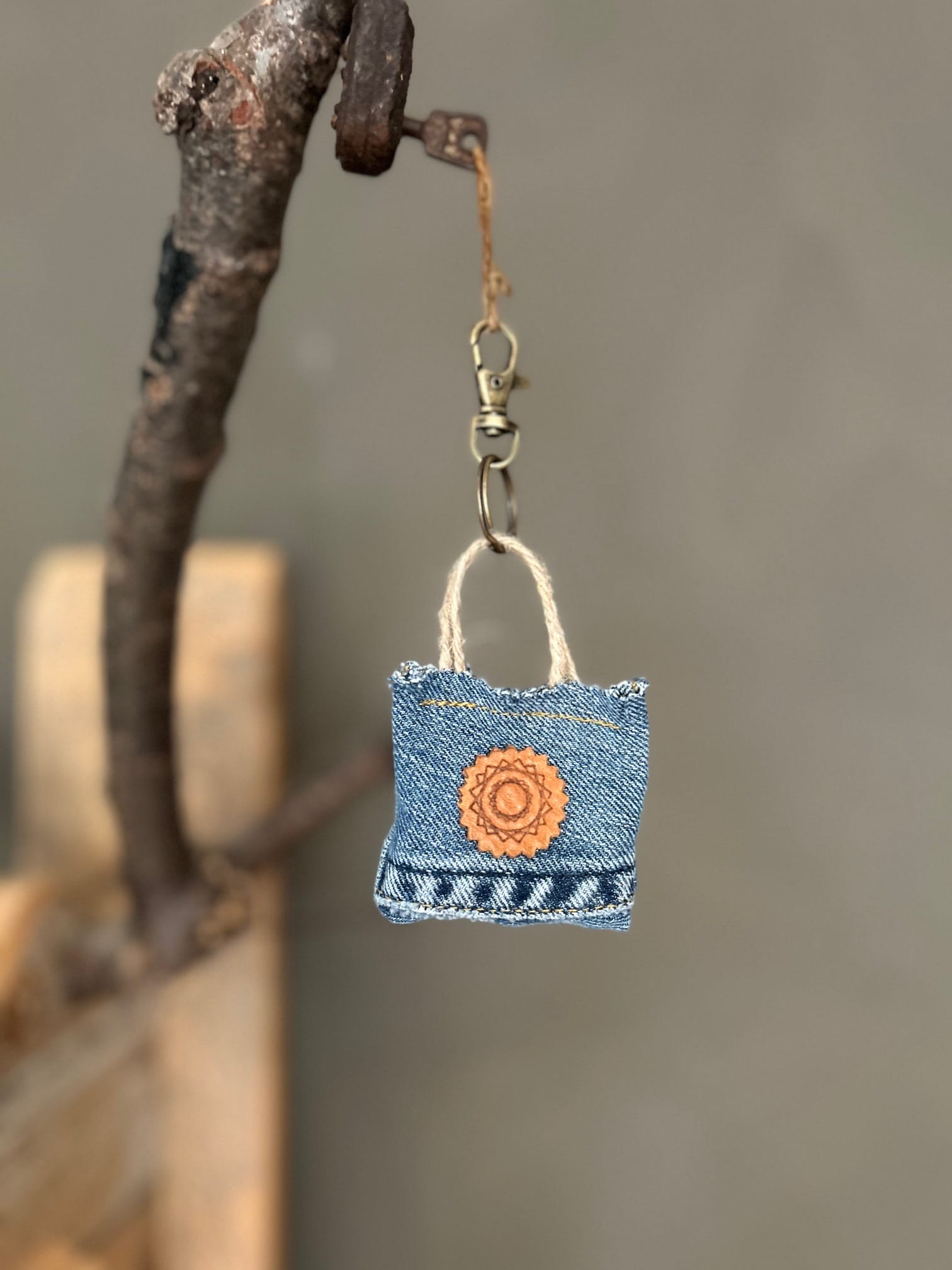 Minitasje sleutelhanger van blauwe spijkerstof