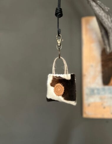 Minitasje sleutelhanger van zachte bruine koeienprint
