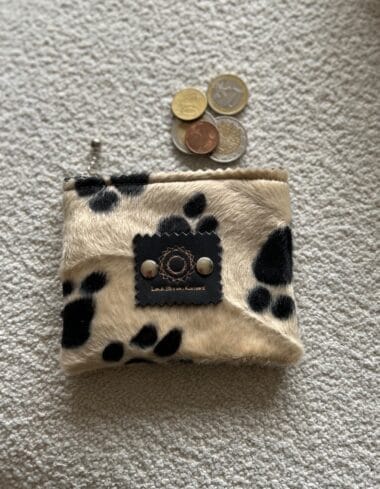 Portemonneetje van zachte beige stof met hondenpootjes