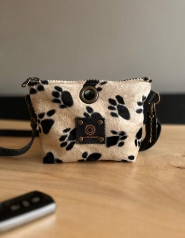 Heuptas van zachte beige stof met hondenpootjes