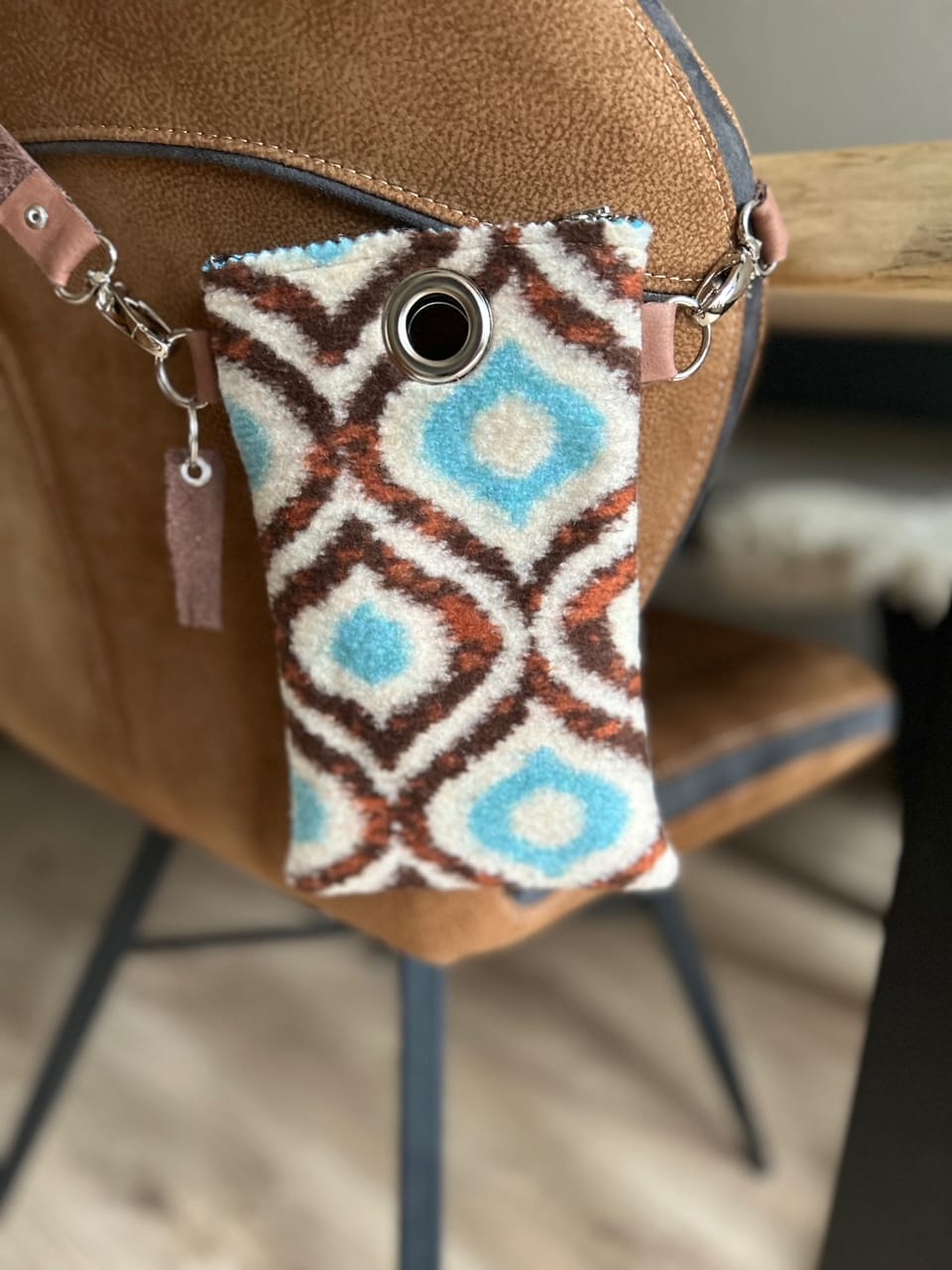 Festivaltasje van coocked wool in retro wooly