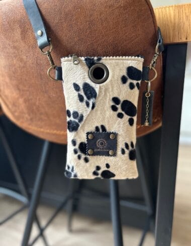 Festivaltasje van zachte beige stof met hondenpootjes