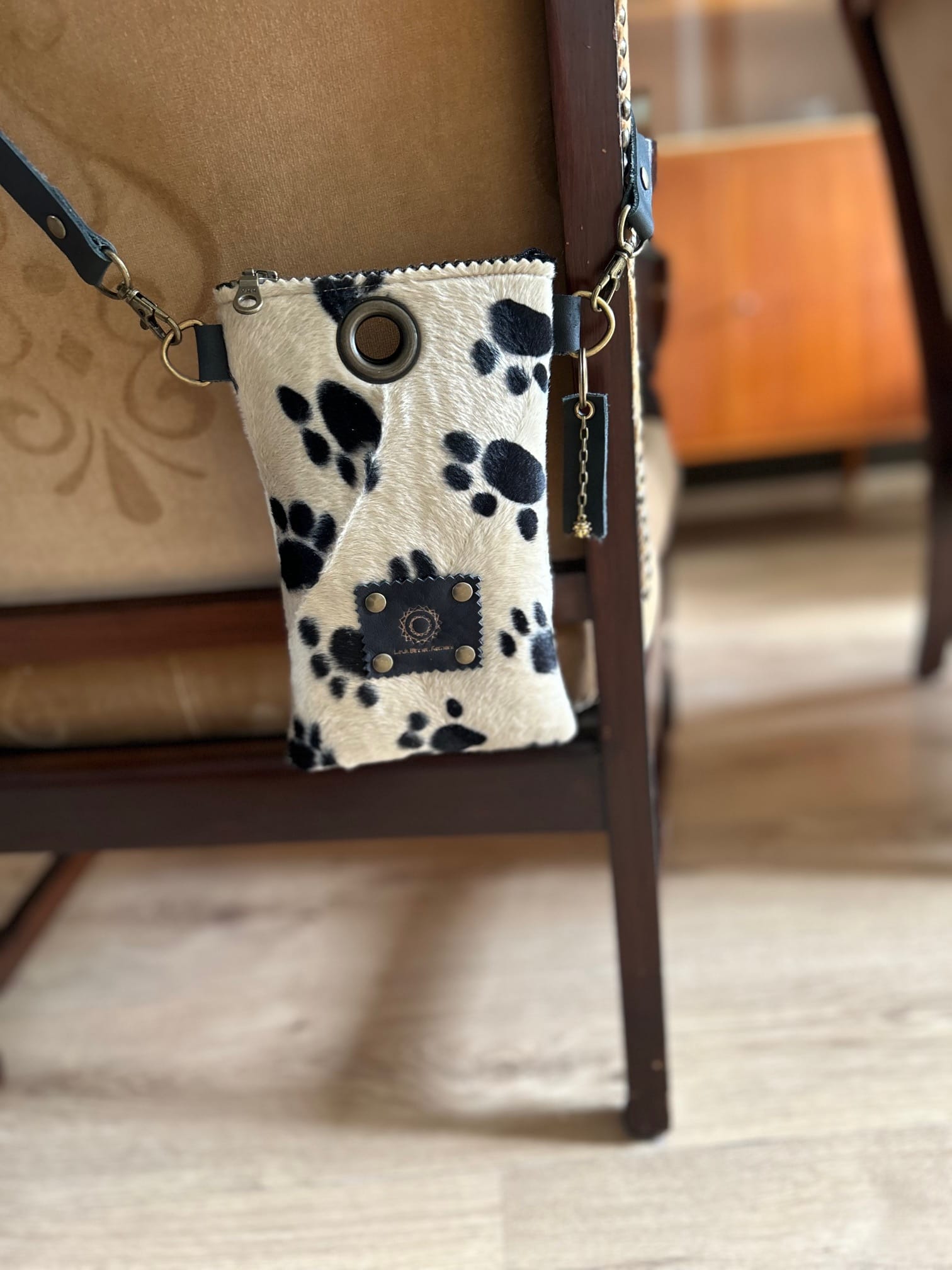 Festivaltasje van bontachtige stof met hondenpootjes