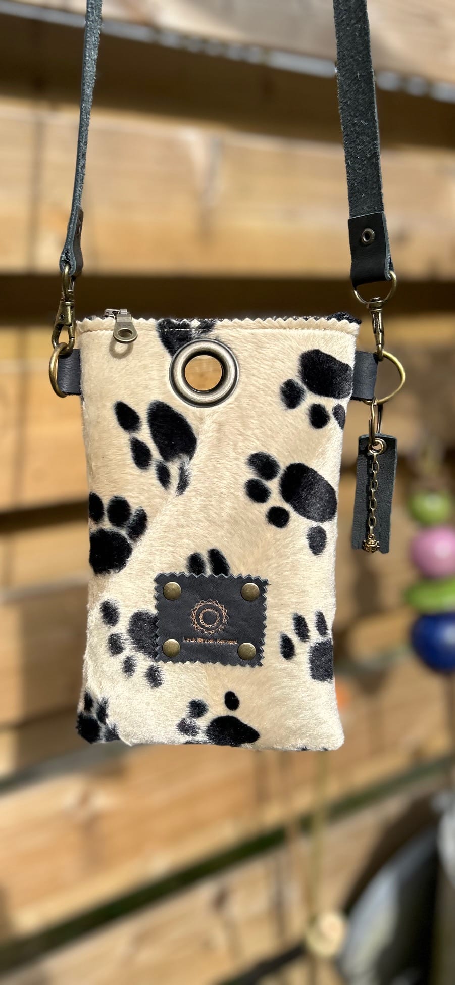 Festivaltasje van bontachtige stof met hondenpootjes