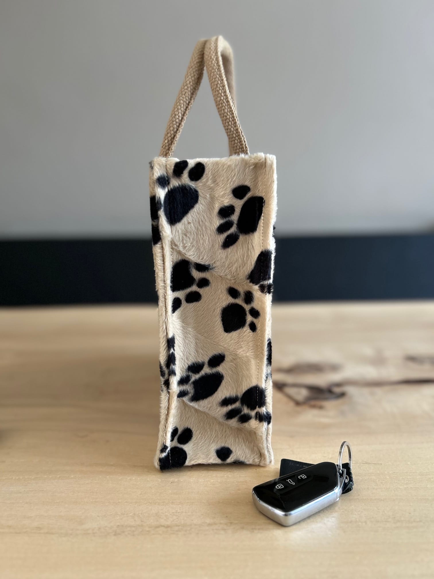 Handtas bekleed met bontachtige stof met hondenpootjes