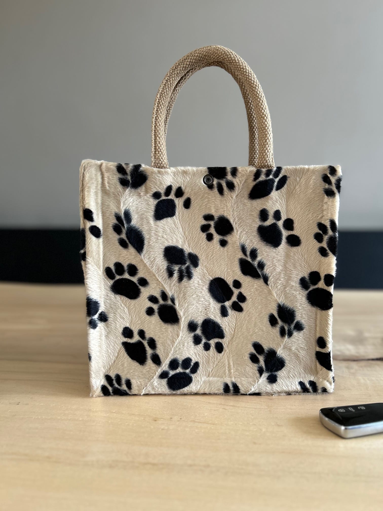 Handtas bekleed met bontachtige stof met hondenpootjes