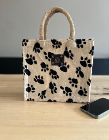 Handtas met hondenpootjes