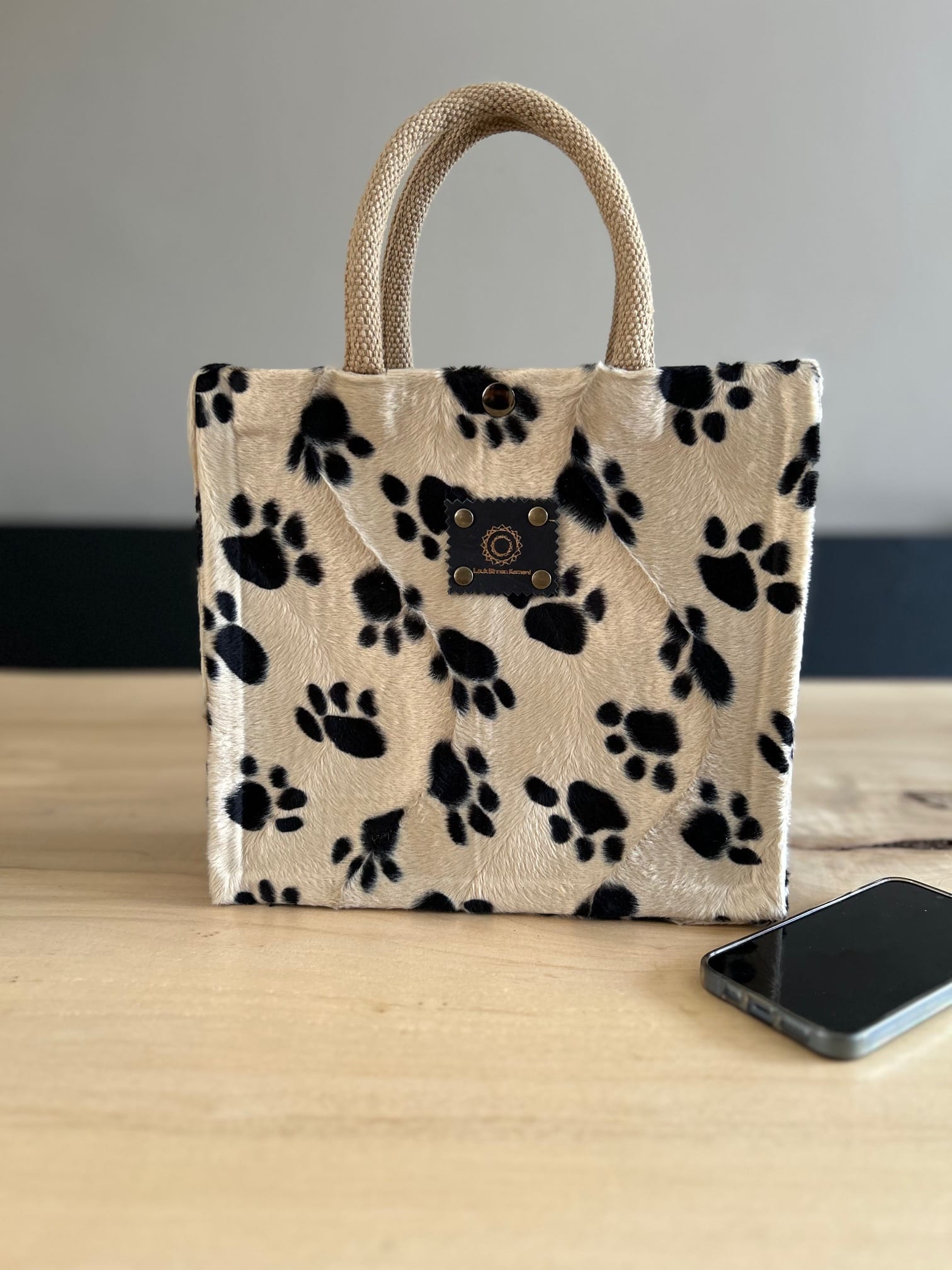 Handtas bekleed met bontachtige stof met hondenpootjes