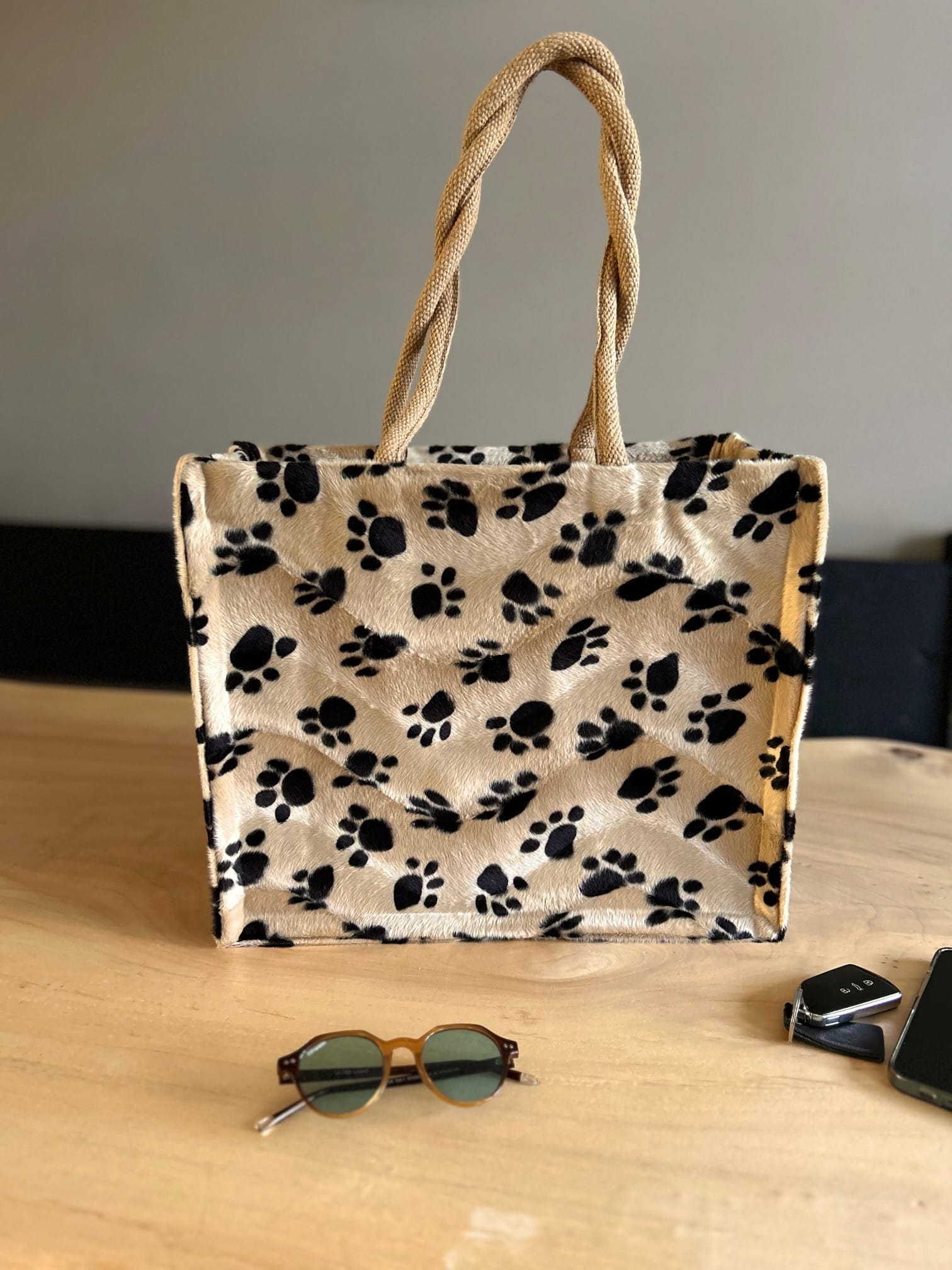 Shopper bekleed met bontachtige stof met hondenpootjes