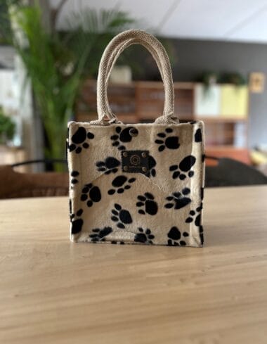 Kleine jute tas bekleed met bontachtige stof met hondenpootjes
