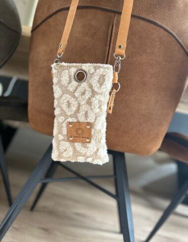 Festivaltasje van lichtbeige teddy met fluffy pantervlekken