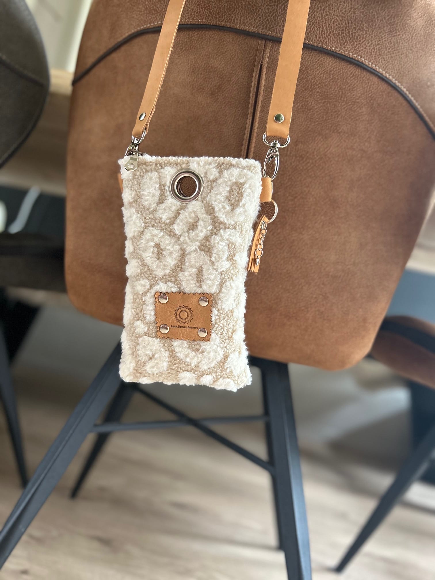 Festivaltasje van lichtbeige teddy met fluffy pantervlekken