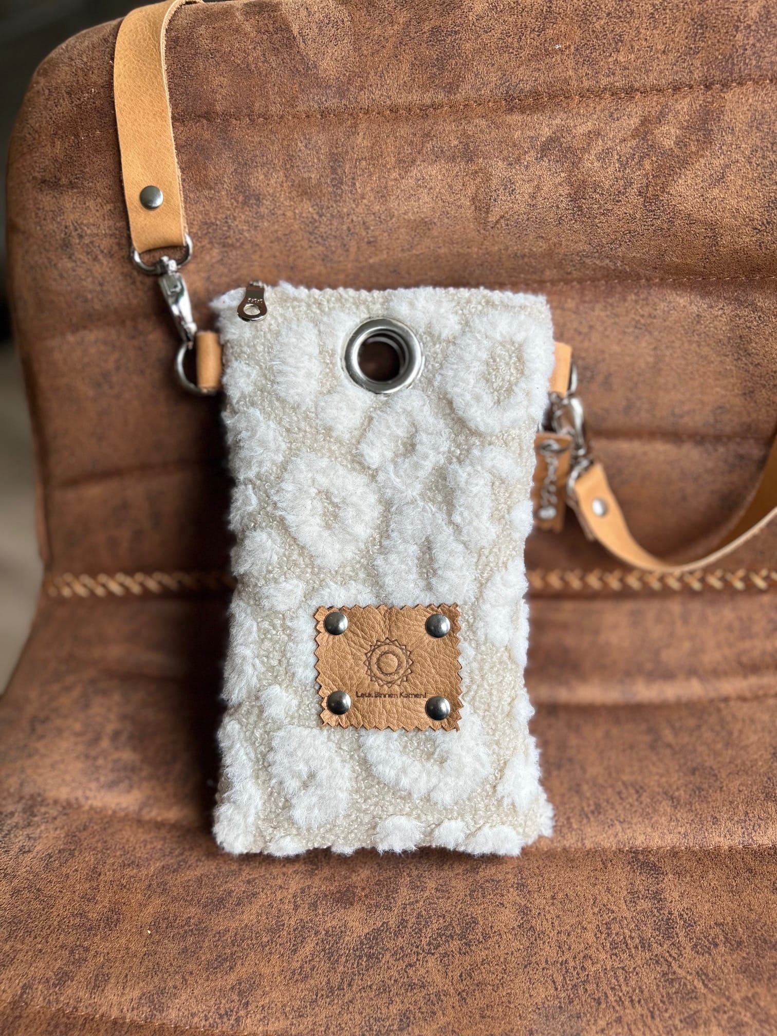 Festivaltasje van lichtbeige teddy met fluffy pantervlekken