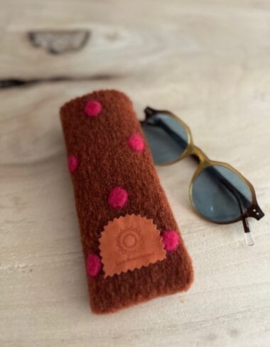 Brilhoesje van roestbruine coocked wool met roze dots