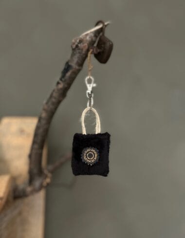 Minitasje sleutelhanger van zwart cuddle fleece