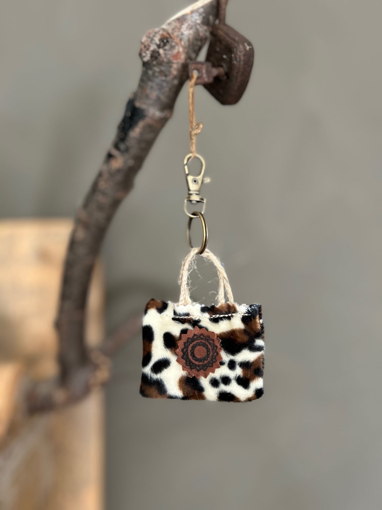 Minitasje sleutelhanger van zachte stof met panterprint