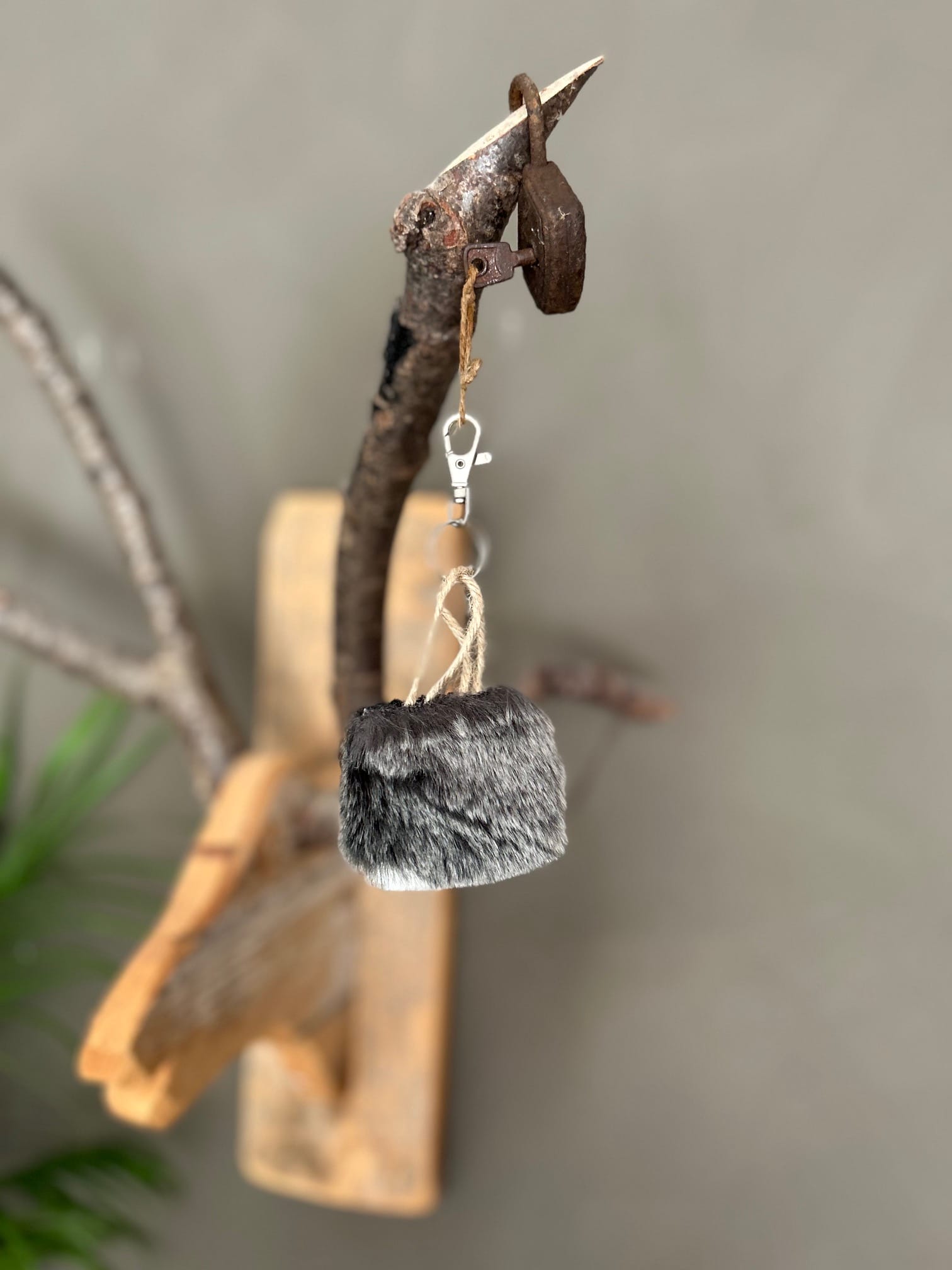 Minitasje sleutelhanger van grijs wit fake fur