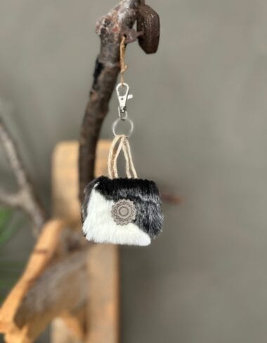 Minitasje sleutelhanger van grijs wit fake fur