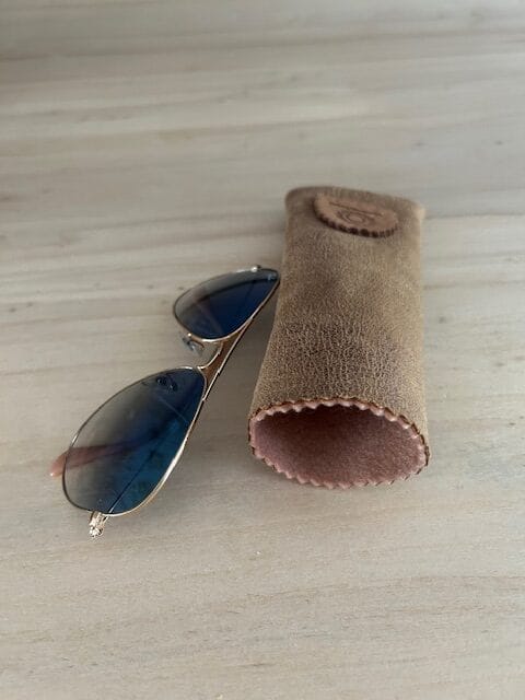 Brilhoesje van camelkleurige scuba leatherlook