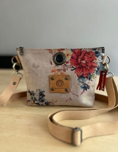 Heuptas van zandkleurige suedine classic flower