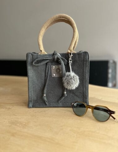 Kleine jute tas bekleed met grijze leatherlook