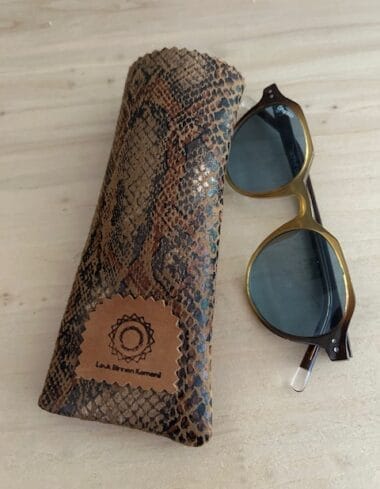 Brilhoesje van roestbruine slangenprint